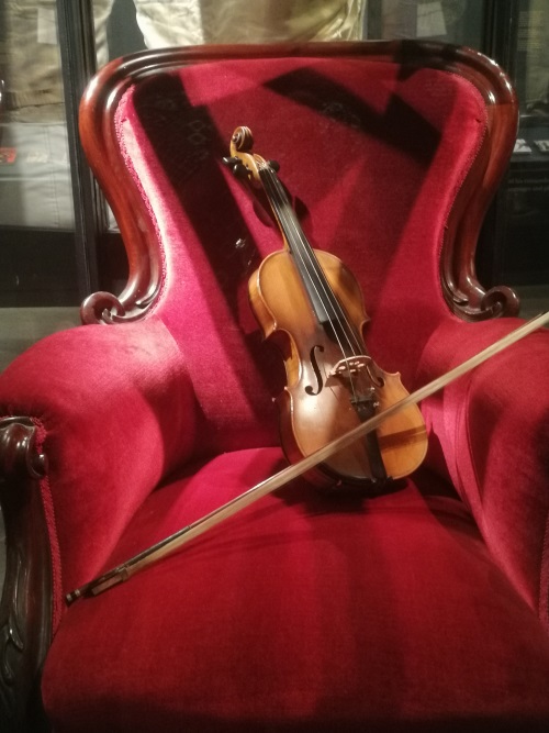 Chair and violin - Conan Doyle